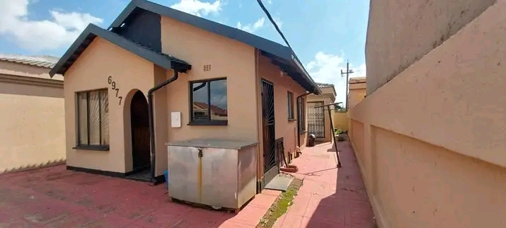 Two bedroom house to rent in ext 11
it has l  in Protea Glen
