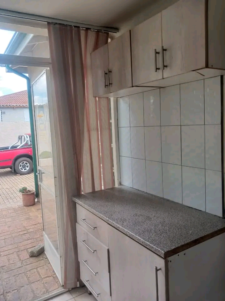 Bachelor available for immediate occupation f  in Kempton Park