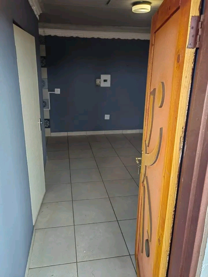 Open plan bachelor unit available to occupy
  in Vosloorus