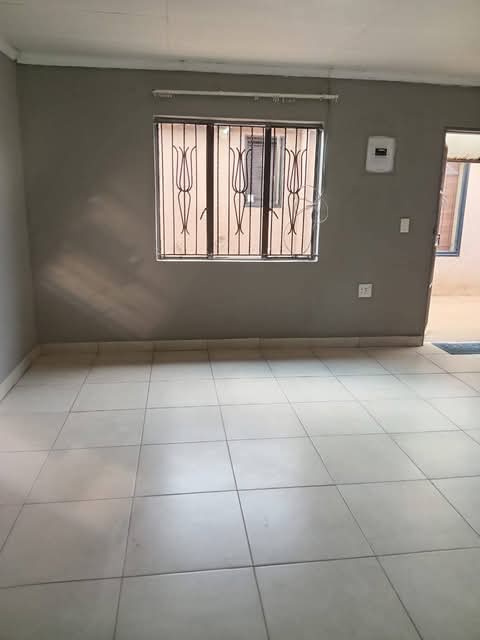 Apartment available at ext 25 going for r2500  in Vosloorus