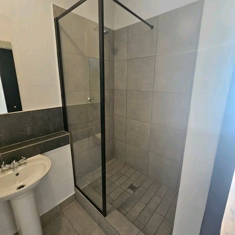 Bachelor apartment with balcony for rent (jus  in Northcliff