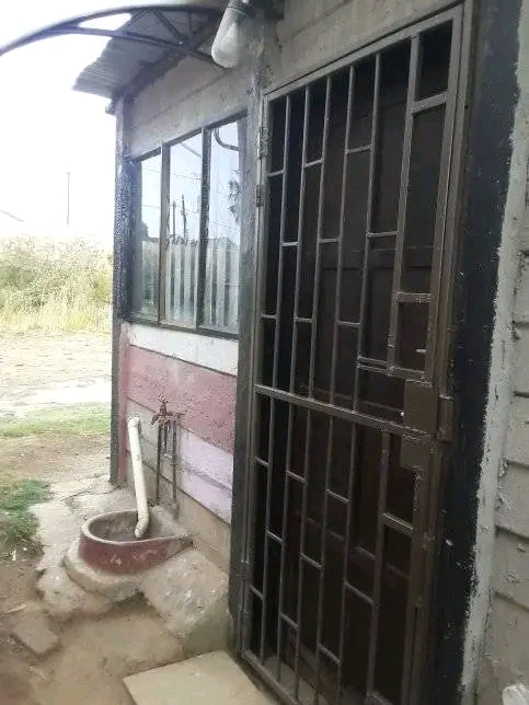 Ensuite double room ext2 upper side of sasol   in Braamfischer