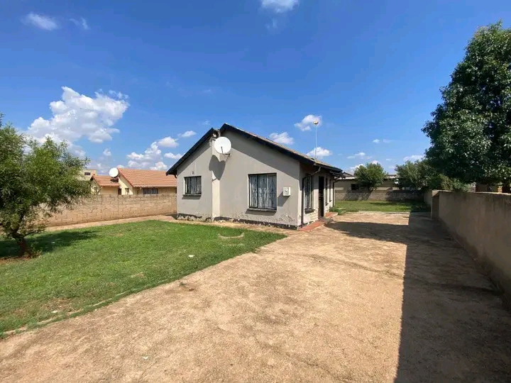 3 bedroom 1 bathroom available for rent in ex  in Vosloorus