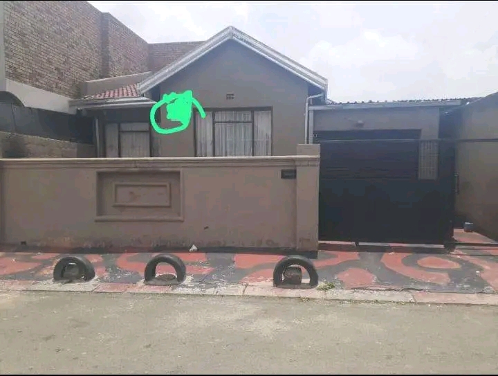 5500 3 bedroom standalone  house to rent imme  in Meadowlands