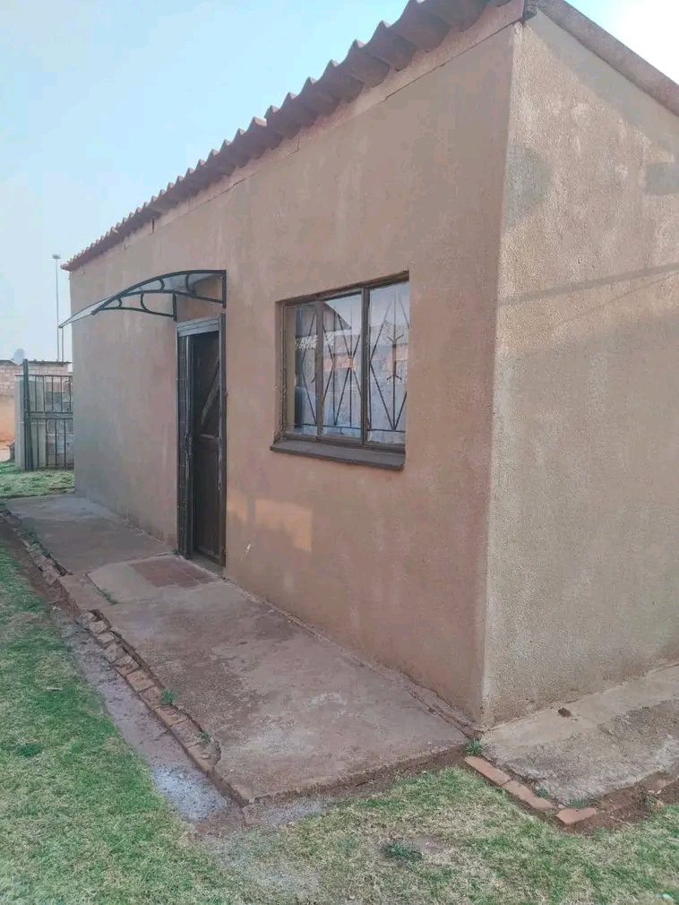 Two room cottage available for rental in mail  in Vosloorus