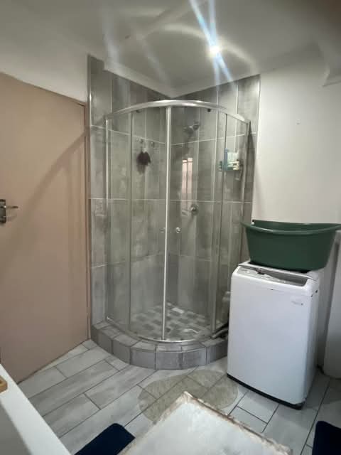 House for rent
r8000
water included 
prepa  in Meredale