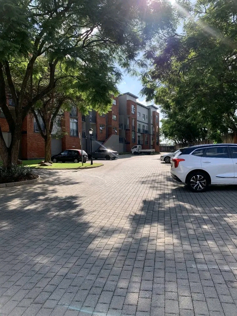 A neat and cosy 1 bed 1 bath apartment is ava  in Northriding