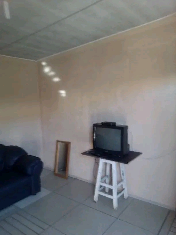 Room to rent at basothong including ceiling a  in Vosloorus
