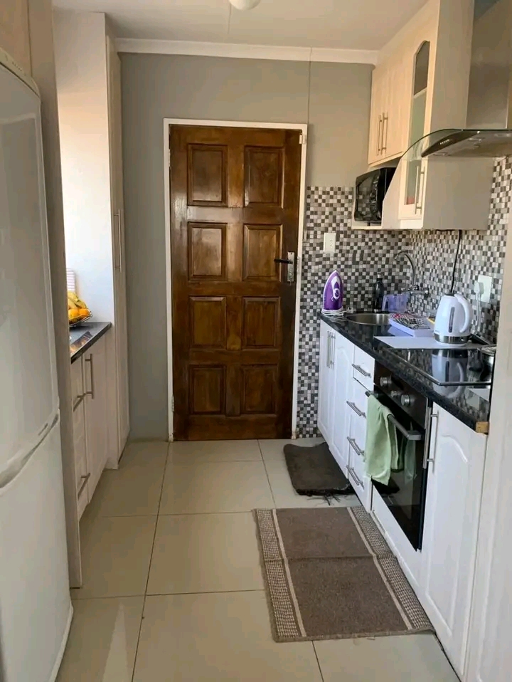 Area:mapleton📍
rent :r6000 plus deposit
  in Vosloorus