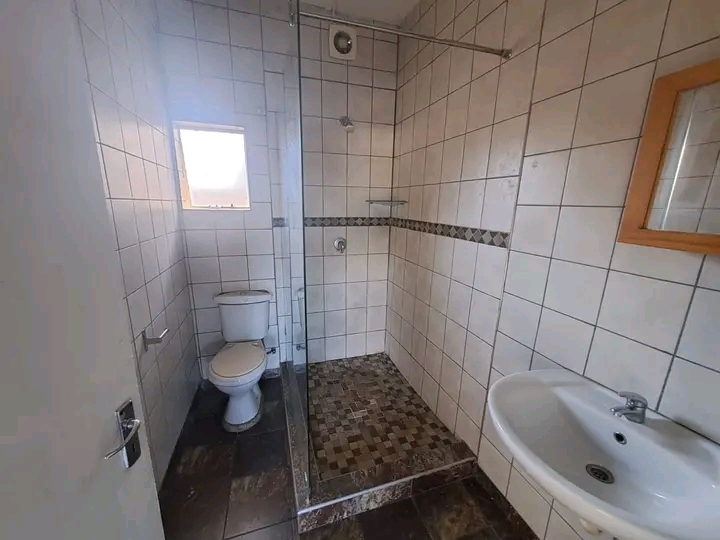 Neat and modern 2 bed ground unit in mondeor   in Mondeor