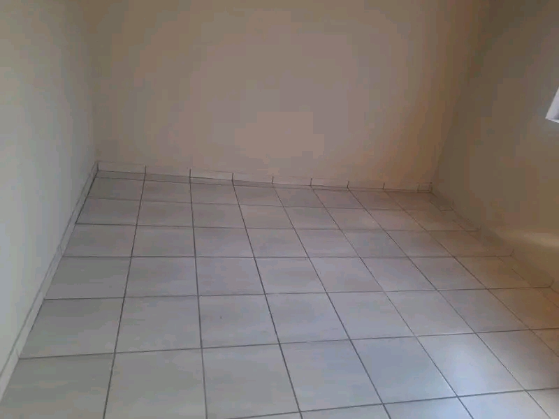 2 separetd  rooms  with tiles   rent  1 is r1  in Tembisa