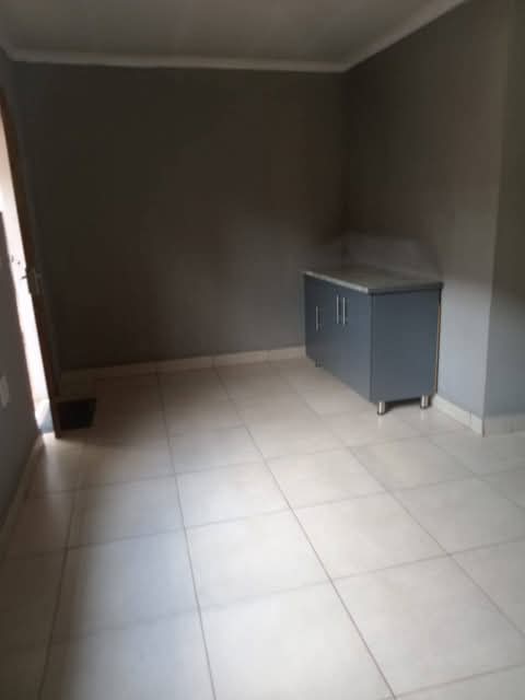 Apartment available at ext 25 going for r2500  in Vosloorus