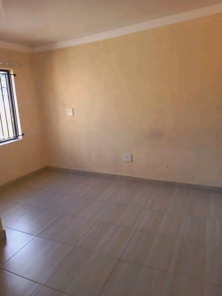 Room available to rent for april. the room ha  in Alexandra