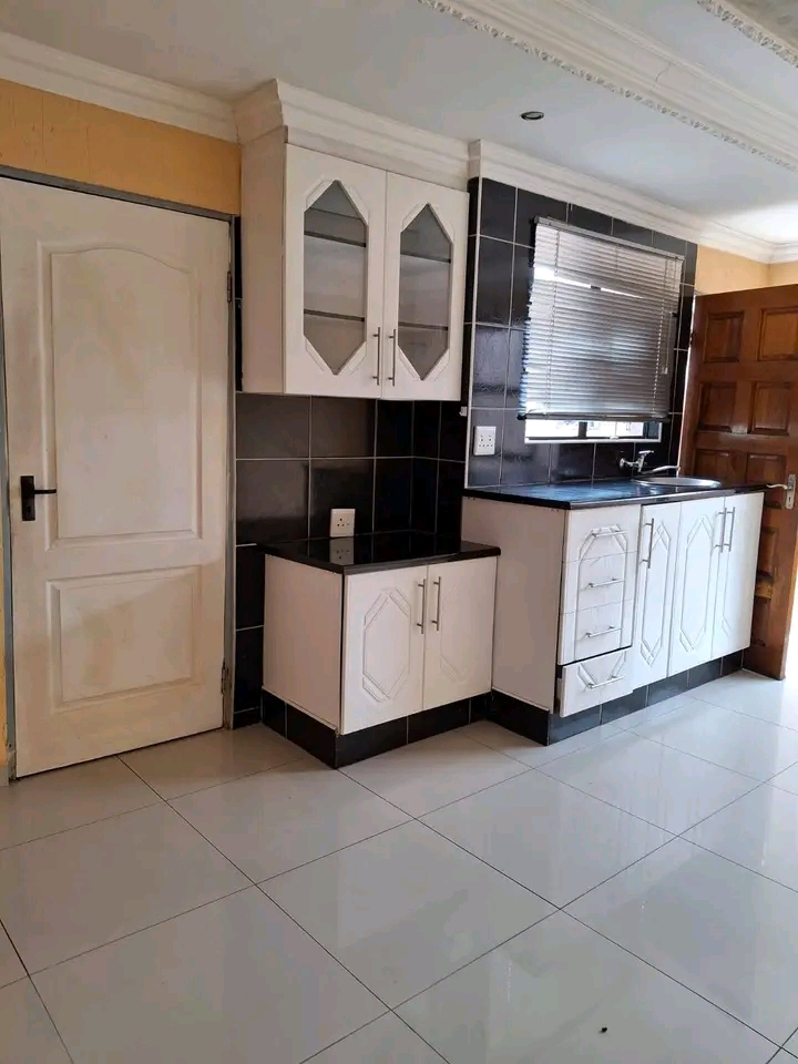 Bachelor available for rental in zone 1. wate  in Meadowlands