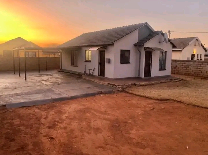 Area:mapleton📍
rent :r6000 plus deposit
  in Vosloorus