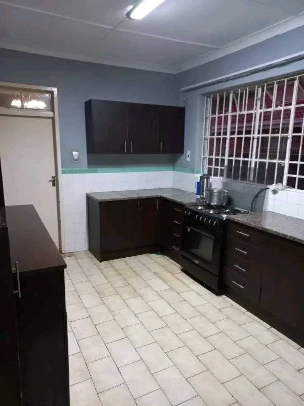 3 bedroom house with 2 bathroom house to let   in Kensington