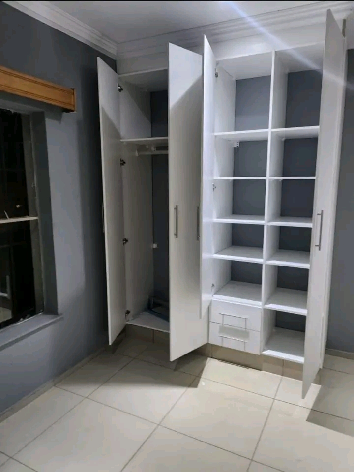 Cottage for rent close to shoprite 
r1500 re  in Yeoville