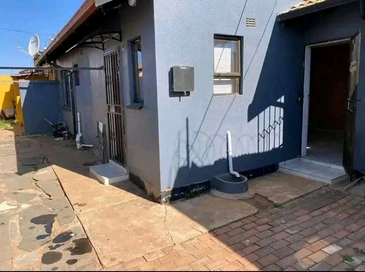 Ensuit room to rent in ext 11 
spacious room  in Protea Glen