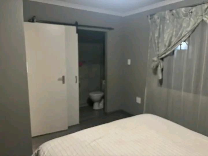 Neat & clean 3 bedroom house available 
area  in Vosloorus