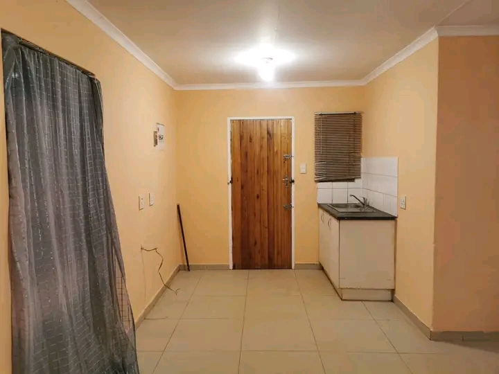 2 bedroom house
beautiful 2 bedroom house fo  in Protea Glen