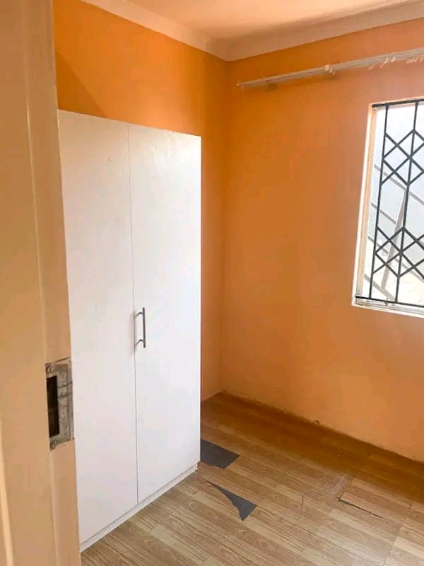 3 bedrooms 
2 bathrooms (main en suite) 
fi  in Protea Glen