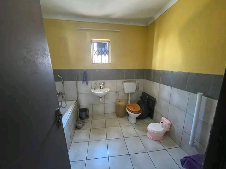 1 separate bedroom cottage with open plan kit  in Esther Park