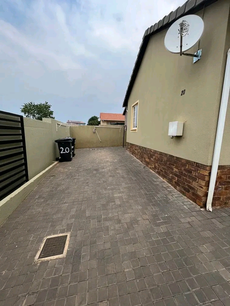 Bachelor available for rental r4200
all incl  in Cosmo City