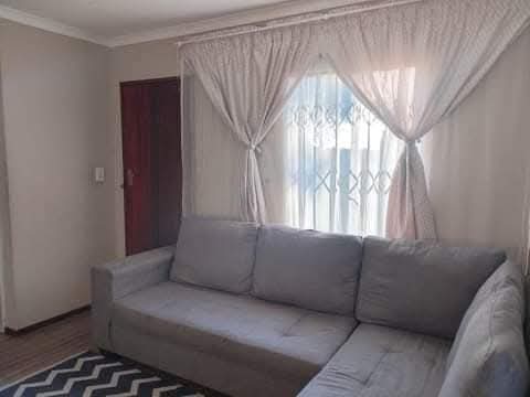 Rental price r5800 plus deposit
fitted kitch  in Dawn Park