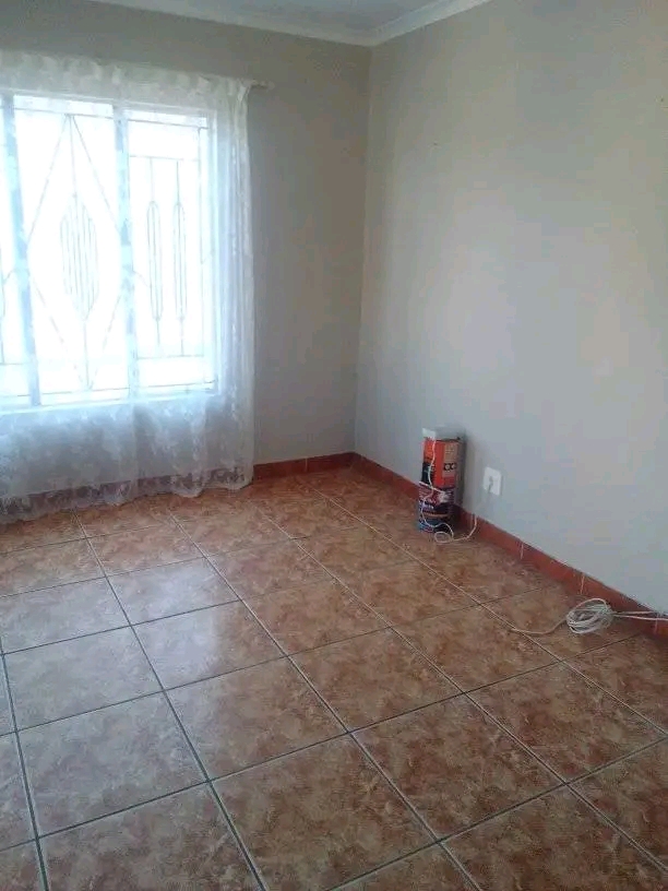 2 bedroom house -with 2 outside rooms -to ren  in Allandale