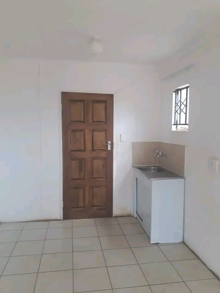 Area: ext 21📍
3 bedrooms
bathroom
loung  in Windmill Park