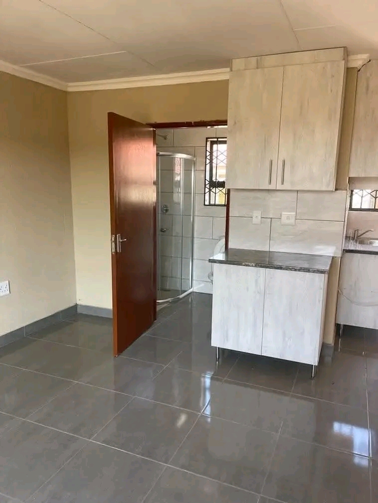 Bachelor s available for rental
are: ext 2
  in Vosloorus