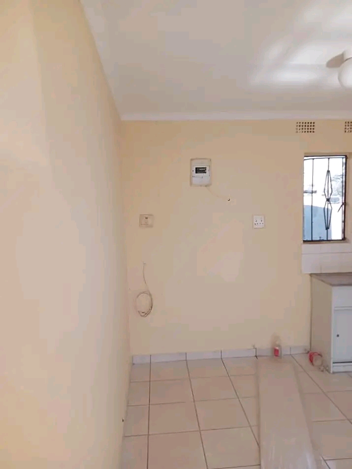 The house is not fitted.....its a 3 bedroom h  in Protea Glen