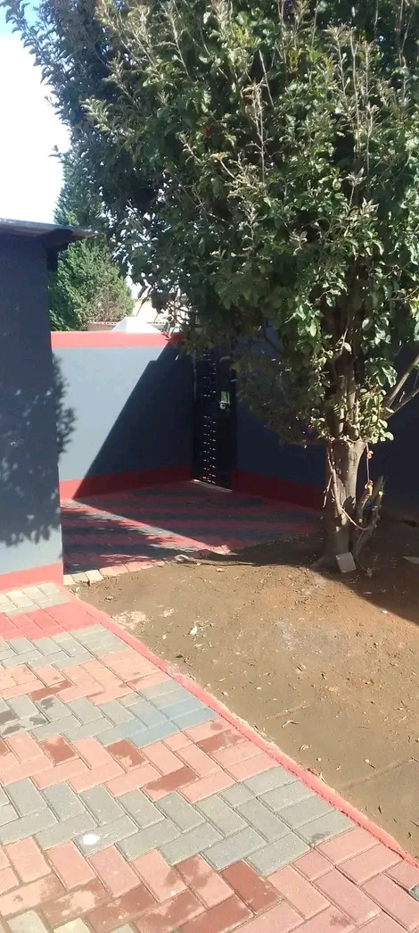 Room available to rent. at phase 2 near tanke  in Braamfischer