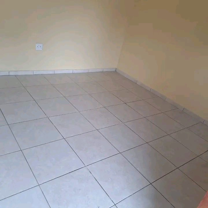 Spacious bachelor to let in osprey street r35  in Kensington