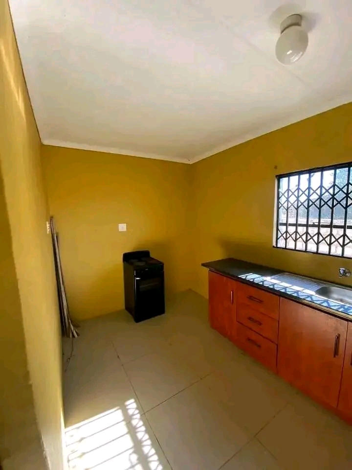 One bedroom cottage for rent near mall
r2800  in Birch Acres