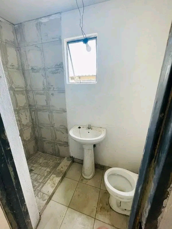 Open plan batchelor cottage with cupboard zin  in Kempton Park