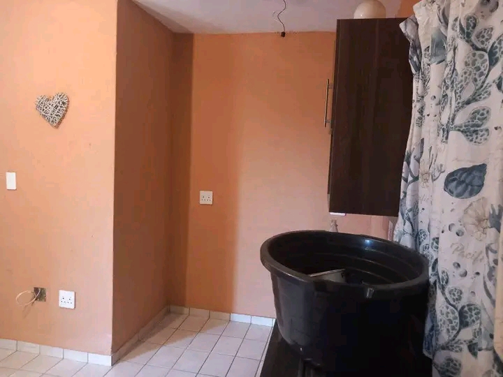 A spacious bachelor pad in ext 6 is available  in Cosmo City