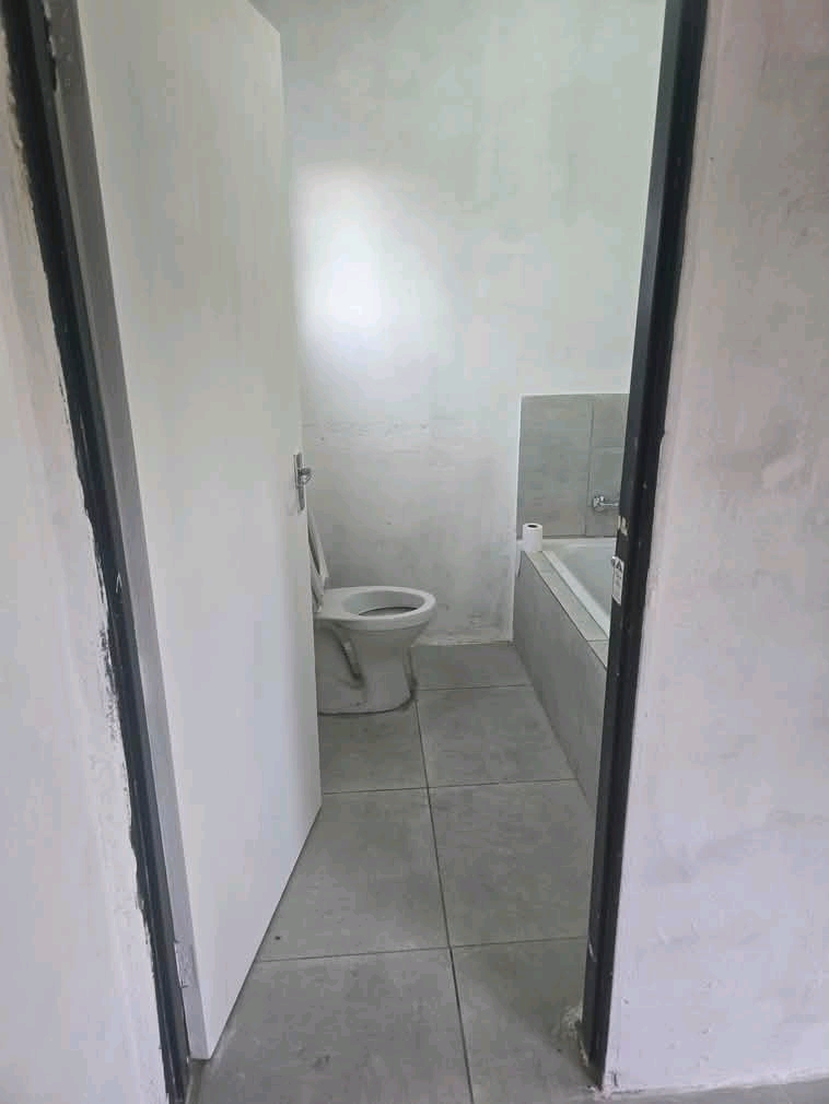 Bachelor for rent available immediately 

p  in Lombardy west