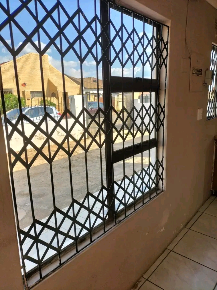Bachelor flat for rent – marimba gardens ex  in Vosloorus