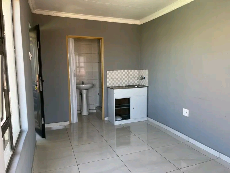 Bachelor room to rent 
available in april
c  in Protea Glen