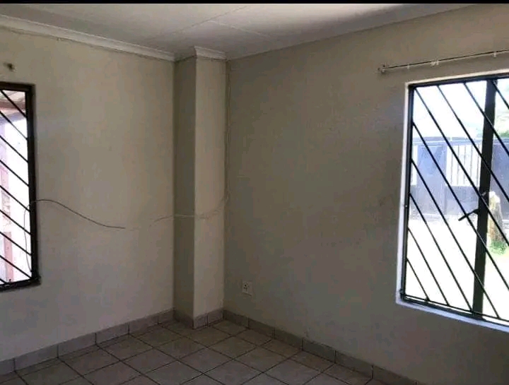 3bedrooms 2bathrooms
6500 rent 
r6500 depos  in Birch Acres