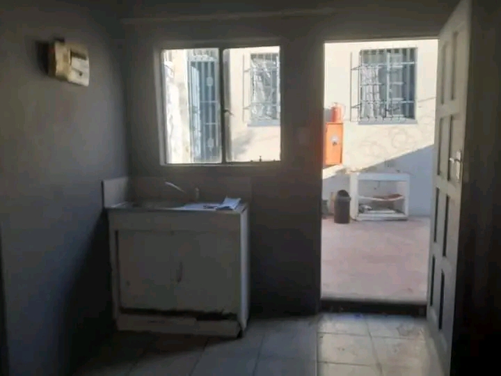 Bachelor unit to let in 7th avenue jhb r2200   in Bezuidenhout Valley