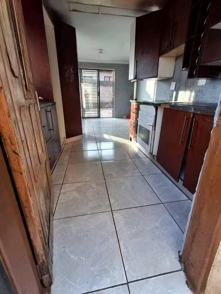 2 bedrooms house with built in wardrobes,fitt  in Vosloorus