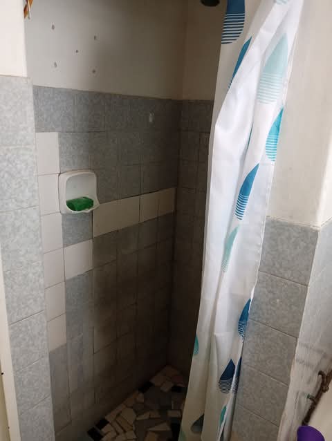 Large room to rent, semi furnished.
shared b  in Berea