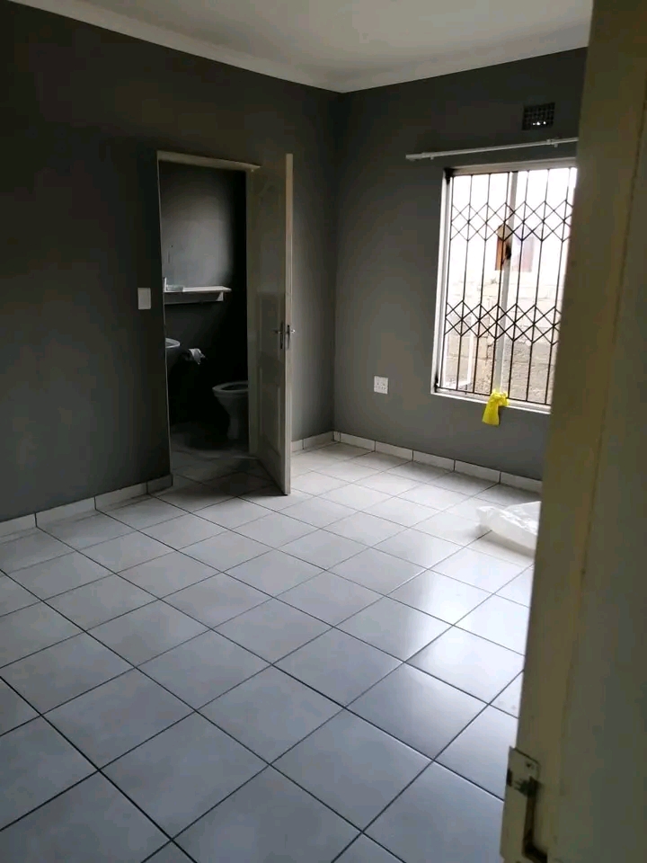 Bachelor s unit in ext9. it s available on th  in Cosmo City