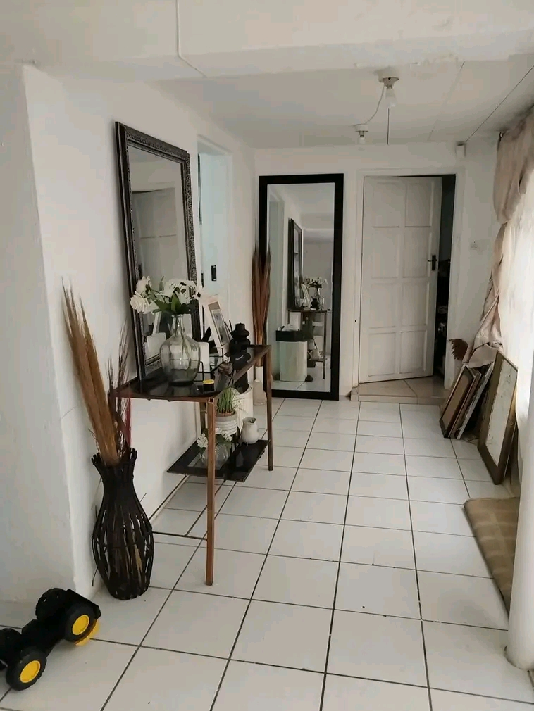 2 bedroom cottage to rent 

parking availab  in Lombardy East