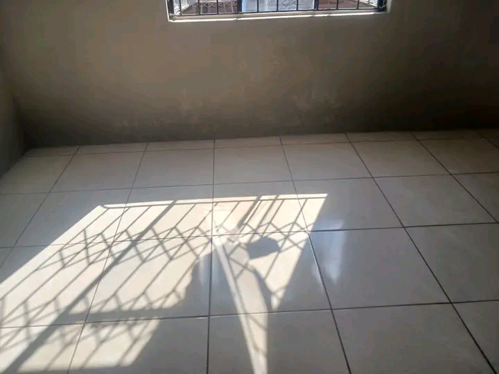 A big ensuite available 
 phase 1
r2400 ren  in Braamfischer