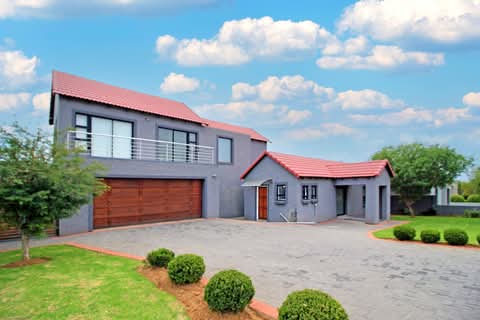 4 bedroom double storey house to rent in summ  in Centurion