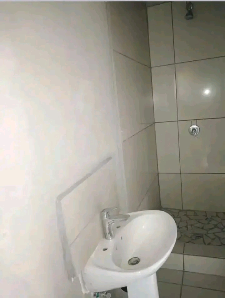 Room available ext3 r2700
next to jakalcrek   in Cosmo City