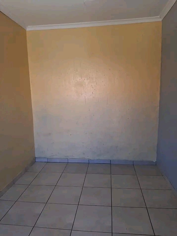 Standard room available at zone4 rent r1000 s  in Meadowlands